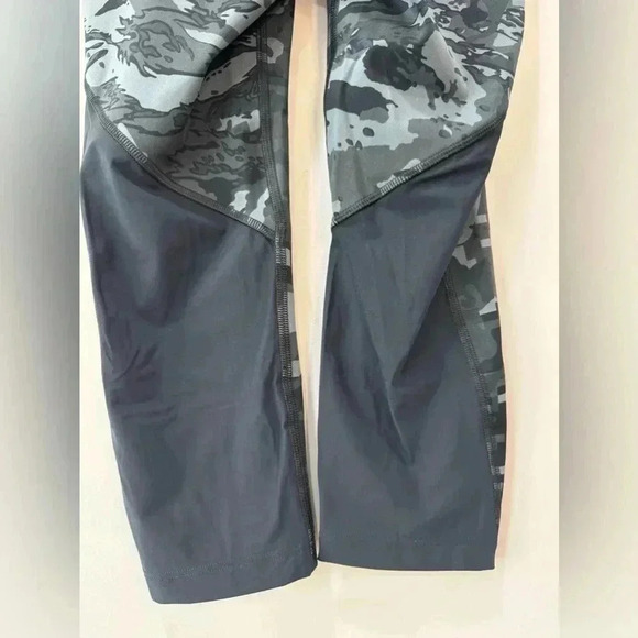 UnderArmour Black and White Print Compression Capri Leggings - Size XS - Picture 5 of 8